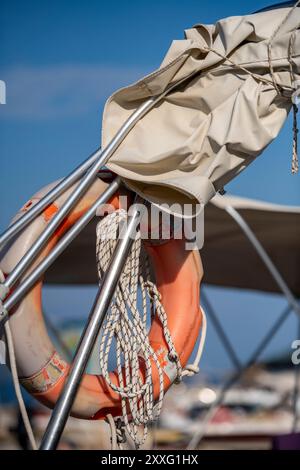 vieux lifering ou ceinture de sauvetage sur une épave ou un bateau abandonné sur l'île grecque de zante ou zakynthos Banque D'Images