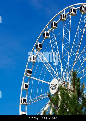 Energylandia, Pologne - 23 août 2024 : une section de la grande roue dans le parc d'attractions avec un ciel bleu en arrière-plan. Banque D'Images