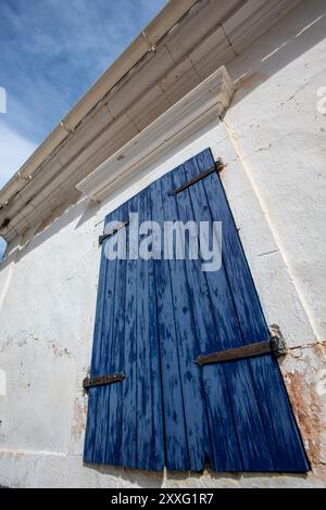 volets en bois peints en bleu sur une ancienne ferme grecque sur l'île ionienne de zante ou zakynthos en grèce Banque D'Images