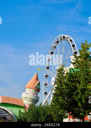 Energylandia, Pologne - 23 août 2024 : une section de la grande roue et une tour dans le parc d'attractions avec un ciel bleu en arrière-plan. Banque D'Images