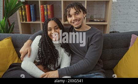 Un couple aimant se détend ensemble dans un salon confortable, exsudant chaleur et bonheur. Banque D'Images