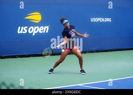 New York, États-Unis. 24 août 2024. Flushing Meadows, New York - 24 août 2024 : New York : Naomi Osaka pendant les séances d'entraînement au Billie Jean King National Tennis Center à Flushing Meadows, New York en préparation de la semaine prochaine US Open Credit : Adam Stoltman/Alamy Live News Banque D'Images