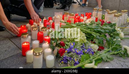 Solingen, Allemagne. 24 août 2024. Les gens déposent des fleurs et allument des bougies en mémoire des victimes de l'attaque au couteau lors du festival de la ville de Solingen. Crédit : Henning Kaiser/dpa/Alamy Live News Banque D'Images