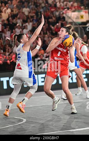 Vienne, Autriche. 24 août 2024. VIENNE, AUTRICHE - 24 AOÛT : Marie-Eve Paget de France affronte Anja Fuchs-Robetin d'Autriche lors du match de quart de finale féminin entre la France et l'Autriche le jour 3 de la Coupe d'Europe FIBA 3x3 à Kaiserwiese le 24 août 2024 à Vienne, Autriche.240824 SEPA 38 046 - 20240824 PD11105 crédit : APA-PictureDesk/Alamy Live News Banque D'Images