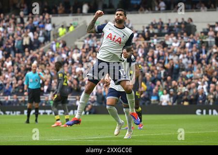 Londres, Royaume-Uni. 24 août 2024. BUT Cristian Romero de Tottenham Hotspur marque le troisième but de son équipe lors du match de premier League Spurs vs Everton au Tottenham Hotspur Stadium de Londres. Cette image est RÉSERVÉE à UN USAGE ÉDITORIAL. Licence requise de Football DataCo pour toute autre utilisation. Crédit : MARTIN DALTON/Alamy Live News Banque D'Images