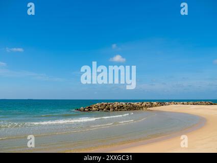 Petite baie en demi-lune et vagues courbées créées par le brise-lames artificiel en pierre à Moonlight Beach, Rayong. Une méthode pour diminuer l'érosion des plages. Mer d'émeraude. Banque D'Images