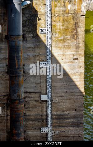 Repère de niveau d'eau dans le réservoir Garcia de Sola, près de Talarrubias dans la communauté autonome d'Estrémadure Banque D'Images