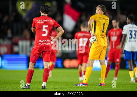 Almere, pays-Bas. 24 août 2024. ALMERE, PAYS-BAS - 24 AOÛT : Jochem Ritmeester van de Kamp d'Almere City FC, le gardien Nordin Bakker d'Almere City FC a été déçu après la défaite lors du match néerlandais Eredivisie entre Almere City FC et PSV au Yanmar Stadion le 24 août 2024 à Almere, pays-Bas. (Photo de Patrick Goosen/Orange Pictures) crédit : Orange pics BV/Alamy Live News Banque D'Images