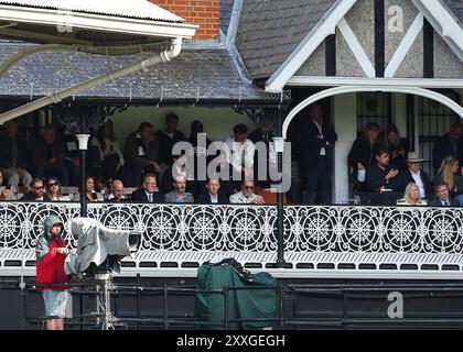 Craven Cottage, Fulham, Londres, Royaume-Uni. 24 août 2024. Premier League Football, Fulham contre Leicester City ; le propriétaire de Fulham Shahid Khan regarde depuis le chalet crédit : action plus Sports/Alamy Live News Banque D'Images