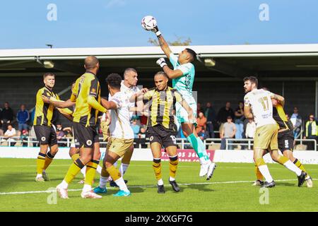 Boston, Royaume-Uni, 24 août 2024, Tamworths Keper Piunches Clear, lors de Boston United vs Tamworth FC, Vanarama National League, Jakemans Community Stadium Banque D'Images