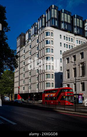 L'hôtel Standard - Kings Cross Londres Euston Road, a ouvert en 2019. Shawn design structurel Hausman, ORM, architectes d'intérieur Archer Humphryes. Banque D'Images