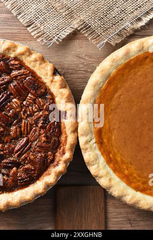 Deux tartes sur une table de fêtes de Thanksgiving. Les tartes à la citrouille et aux noix de pécan sont des desserts traditionnels pour les fêtes américaines. Banque D'Images