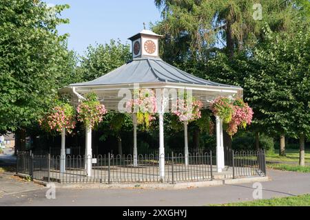 Le kiosque à musique est un monument historique situé dans le War Memorial Park à Basingstoke. Vu ici nouvellement peint avec des paniers de fleurs suspendus à la fin de l'été. ROYAUME-UNI Banque D'Images