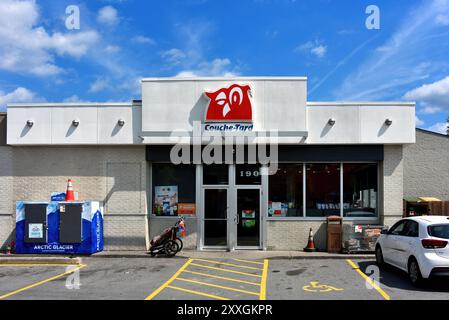 Gatineau, Canada - 24 août 2024 : dépanneur couche-tard à la station-service Ultramar, rue Saint-Redempteur. Couche-tard est une multi basée au Québec Banque D'Images