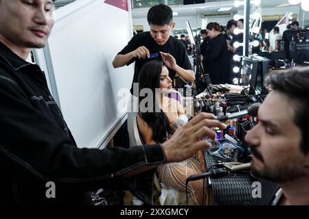 Province de Chonburi, Thaïlande. 24 août 2024. La candidate de Miss International Queen Jessy Lira du Brésil applique du maquillage alors qu'elle se prépare dans les coulisses pour le concours de beauté transgenre Miss International Queen 2024 au Tiffany's Show Theatre à Pattaya, province de Chonburi, Thaïlande, le 24 août 2024. (Photo de Anusak Laowilas/NurPhoto) crédit : NurPhoto SRL/Alamy Live News Banque D'Images