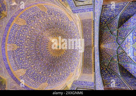 Ispahan, Iran, 06.29.2023, vue en angle bas de la mosquée Shah connue aussi sous le nom de mosquée Imam à Ispahan, Iran Banque D'Images