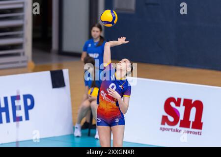 Osijek, Hrvatska. 24 août 2024. Iarina-Luana Axinte de Roumanie participe au match de qualification CEV EuroVolley 2026 féminin entre la Croatie et la Roumanie à Osijek, Croatie, le 24 août 2024. Photo : Borna Jaksic/PIXSELL crédit : Pixsell/Alamy Live News Banque D'Images