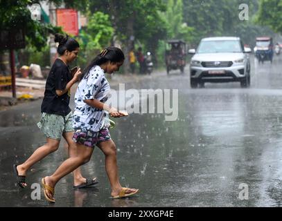 New Delhi, Inde. 24 août 2024. NOIDA, INDE - 23 AOÛT : les navetteurs sortent sous la pluie dans le secteur 12, le 23 août 2024 à Noida, Inde. (Photo de Sunil Ghosh/Hindustan Times/Sipa USA ) crédit : Sipa USA/Alamy Live News Banque D'Images