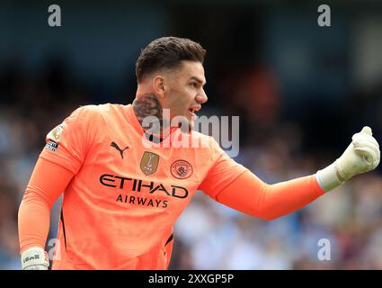 Stade Etihad, Manchester, Royaume-Uni. 24 août 2024. Premier League Football, Manchester City contre Ipswich Town ; le gardien de but de Manchester City Ederson Credit : action plus Sports/Alamy Live News Banque D'Images