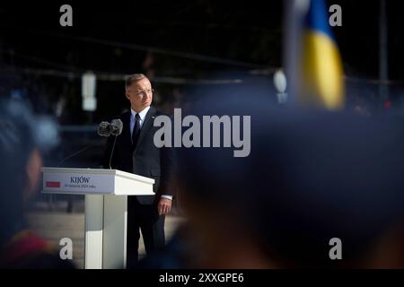 Kiev, Ukraine. 24 août 2024. Le président polonais Andrzej Duda prononce un discours alors que le président ukrainien Volodymyr Zelenskyy, au centre, et la première ministre lituanienne Ingrida Simonyte, à droite, écoutent lors des célébrations marquant le 33ème anniversaire de l'indépendance de l'Ukraine sur la place Sophie, le 24 août 2024 à Kiev, en Ukraine. Crédit : Présidence ukrainienne/Bureau de presse présidentiel ukrainien/Alamy Live News Banque D'Images