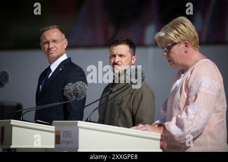 Kiev, Ukraine. 24 août 2024. La première ministre lituanienne Ingrida Simonyte, à droite, prononce un discours alors que le président ukrainien Volodymyr Zelenskyy, au centre, et le président polonais Andrzej Duda, à gauche, écoutent lors des célébrations marquant le 33ème anniversaire de l’indépendance de l’Ukraine sur la place Sophie, le 24 août 2024 à Kiev, en Ukraine. Crédit : Présidence ukrainienne/Bureau de presse présidentiel ukrainien/Alamy Live News Banque D'Images