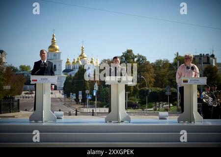 Kiev, Ukraine. 24 août 2024. Le président polonais Andrzej Duda prononce un discours alors que le président ukrainien Volodymyr Zelenskyy, au centre, et la première ministre lituanienne Ingrida Simonyte, à droite, écoutent lors des célébrations marquant le 33ème anniversaire de l'indépendance de l'Ukraine sur la place Sophie, le 24 août 2024 à Kiev, en Ukraine. Crédit : Présidence ukrainienne/Bureau de presse présidentiel ukrainien/Alamy Live News Banque D'Images