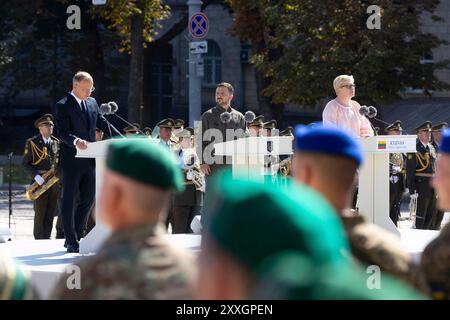 Kiev, Ukraine. 24 août 2024. Le président polonais Andrzej Duda prononce un discours alors que le président ukrainien Volodymyr Zelenskyy, au centre, et la première ministre lituanienne Ingrida Simonyte, à droite, écoutent lors des célébrations marquant le 33ème anniversaire de l'indépendance de l'Ukraine sur la place Sophie, le 24 août 2024 à Kiev, en Ukraine. Crédit : Présidence ukrainienne/Bureau de presse présidentiel ukrainien/Alamy Live News Banque D'Images