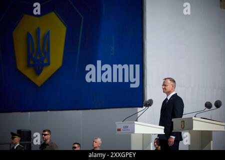 Kiev, Ukraine. 24 août 2024. Le président polonais Andrzej Duda prononce un discours alors que le président ukrainien Volodymyr Zelenskyy, au centre, et la première ministre lituanienne Ingrida Simonyte, à droite, écoutent lors des célébrations marquant le 33ème anniversaire de l'indépendance de l'Ukraine sur la place Sophie, le 24 août 2024 à Kiev, en Ukraine. Crédit : Présidence ukrainienne/Bureau de presse présidentiel ukrainien/Alamy Live News Banque D'Images