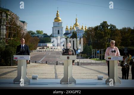 Kiev, Ukraine. 24 août 2024. Le président polonais Andrzej Duda prononce un discours alors que le président ukrainien Volodymyr Zelenskyy, au centre, et la première ministre lituanienne Ingrida Simonyte, à droite, écoutent lors des célébrations marquant le 33ème anniversaire de l'indépendance de l'Ukraine sur la place Sophie, le 24 août 2024 à Kiev, en Ukraine. Crédit : Présidence ukrainienne/Bureau de presse présidentiel ukrainien/Alamy Live News Banque D'Images