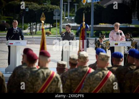 Kiev, Ukraine. 24 août 2024. Le président polonais Andrzej Duda prononce un discours alors que le président ukrainien Volodymyr Zelenskyy, au centre, et la première ministre lituanienne Ingrida Simonyte, à droite, écoutent lors des célébrations marquant le 33ème anniversaire de l'indépendance de l'Ukraine sur la place Sophie, le 24 août 2024 à Kiev, en Ukraine. Crédit : Présidence ukrainienne/Bureau de presse présidentiel ukrainien/Alamy Live News Banque D'Images