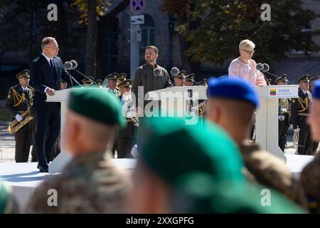 Kiev, Ukraine. 24 août 2024. Le président polonais Andrzej Duda prononce un discours alors que le président ukrainien Volodymyr Zelenskyy, au centre, et la première ministre lituanienne Ingrida Simonyte, à droite, écoutent lors des célébrations marquant le 33ème anniversaire de l'indépendance de l'Ukraine sur la place Sophie, le 24 août 2024 à Kiev, en Ukraine. Crédit : Présidence ukrainienne/Bureau de presse présidentiel ukrainien/Alamy Live News Banque D'Images