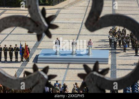 Kiev, Ukraine. 24 août 2024. Le président ukrainien Volodymyr Zelenskyy, au centre, prononce un discours alors que le président polonais Andrzej Duda, à gauche, et la première ministre lituanienne Ingrida Simonyte, à droite, écoutent lors des célébrations marquant le 33ème anniversaire de l'indépendance de l'Ukraine sur la place Sophie, le 24 août 2024 à Kiev, en Ukraine. Crédit : Présidence ukrainienne/Bureau de presse présidentiel ukrainien/Alamy Live News Banque D'Images