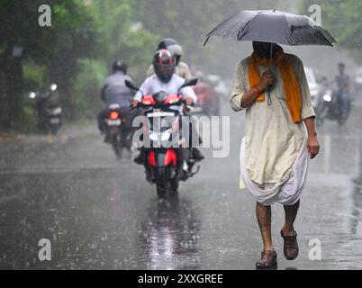 New Delhi, Inde. 24 août 2024. NOIDA, INDE - 23 AOÛT : les navetteurs sortent sous la pluie dans le secteur 12, le 23 août 2024 à Noida, Inde. (Photo de Sunil Ghosh/Hindustan Times/Sipa USA ) crédit : Sipa USA/Alamy Live News Banque D'Images