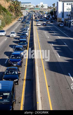 Vue aérienne de la circulation sur la Pacific Coast Highway ou PCH, California State route 1, à Santa Monica un après-midi d'été, les gens quittant la plage Banque D'Images