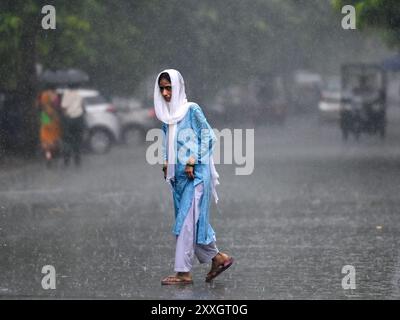 New Delhi, Inde. 24 août 2024. NOIDA, INDE - 23 AOÛT : les navetteurs sortent sous la pluie dans le secteur 12, le 23 août 2024 à Noida, Inde. (Photo de Sunil Ghosh/Hindustan Times/Sipa USA ) crédit : Sipa USA/Alamy Live News Banque D'Images