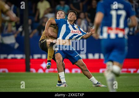 Alejo Veliz (RCD Espanyol) et Pacheco (Real Sociedad) s'affrontent pour le ballon lors d'une Liga EA Sports au Stage Front Stadium de Barcelone, en Espagne, le 24 août 2024. Photo de Felipe Mondino Banque D'Images