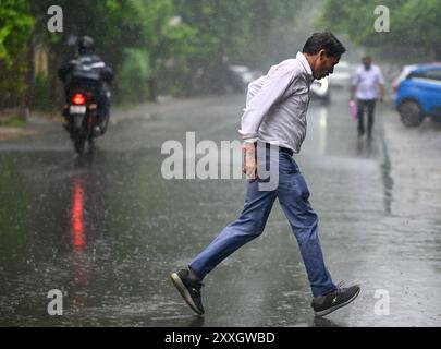 New Delhi, Inde. 24 août 2024. NOIDA, INDE - 23 AOÛT : les navetteurs sortent sous la pluie dans le secteur 12, le 23 août 2024 à Noida, Inde. (Photo de Sunil Ghosh/Hindustan Times/Sipa USA ) crédit : Sipa USA/Alamy Live News Banque D'Images