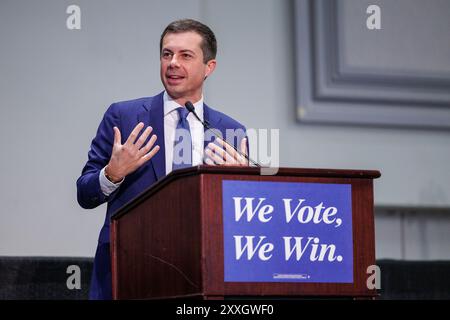Le secrétaire aux Transports Pete Buttigieg prend la parole lors d'un petit déjeuner de la délégation du Parti démocrate du Michigan le quatrième jour de la Convention nationale démocrate à Chicago, en Illinois, le 22 août 2024. (Photo Andrew Roth/Sipa USA) Banque D'Images