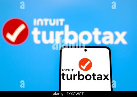 Paraguay. 23 août 2024. Dans cette illustration photo, le logo TurboTax est affiché sur un smartphone et en arrière-plan. (Crédit image : © Jaque Silva/SOPA images via ZUMA Press Wire) USAGE ÉDITORIAL SEULEMENT! Non destiné à UN USAGE commercial ! Banque D'Images