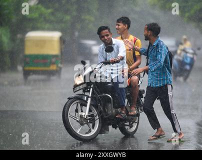 New Delhi, Inde. 24 août 2024. NOIDA, INDE - 23 AOÛT : les navetteurs sortent sous la pluie dans le secteur 12, le 23 août 2024 à Noida, Inde. (Photo de Sunil Ghosh/Hindustan Times/Sipa USA ) crédit : Sipa USA/Alamy Live News Banque D'Images