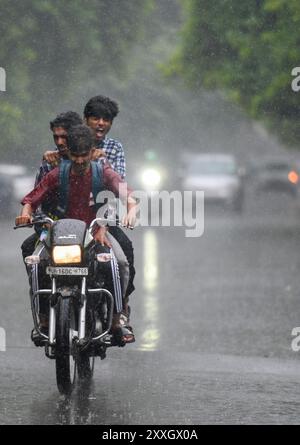 New Delhi, Inde. 24 août 2024. NOIDA, INDE - 23 AOÛT : les navetteurs sortent sous la pluie dans le secteur 12, le 23 août 2024 à Noida, Inde. (Photo de Sunil Ghosh/Hindustan Times/Sipa USA ) crédit : Sipa USA/Alamy Live News Banque D'Images