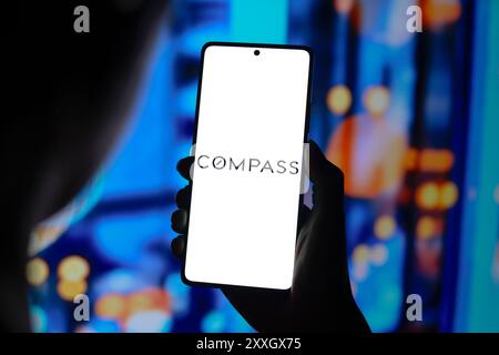 Paraguay. 23 août 2024. Dans cette illustration photo, le logo Compass, Inc est affiché sur l'écran d'un smartphone. (Crédit image : © Jaque Silva/SOPA images via ZUMA Press Wire) USAGE ÉDITORIAL SEULEMENT! Non destiné à UN USAGE commercial ! Banque D'Images