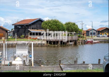 Voyager en France, vieilles cabanes en bois et élevages d'huîtres dans le village de Gujan-Mestras, culture, pêche et vente de coquillages d'huîtres fraîches, Arcachon b Banque D'Images