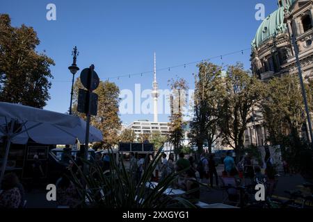 Berlin, Allemagne. 24 août 2024. Des milliers de visiteurs, touristes et Berlinois confondus, ont sillonné les rues de Berlin le samedi 24 août 2024 dans la nuit, s'immergeant dans l'atmosphère culturelle vibrante de la ''Lange Nacht der Museen'' (longue nuit des musées). De 18 h à 2 H DU MATIN, les musées, galeries et institutions culturelles de la ville ont ouvert leurs portes, offrant un mélange unique d'art, d'histoire et d'expériences interactives. L'événement de cette année a vu la participation de 75 musées à travers Berlin, accueillant un nombre incroyable de 750 événements. Les photographies ont capturé l'emblématique cathédrale de Berlin (BE Banque D'Images