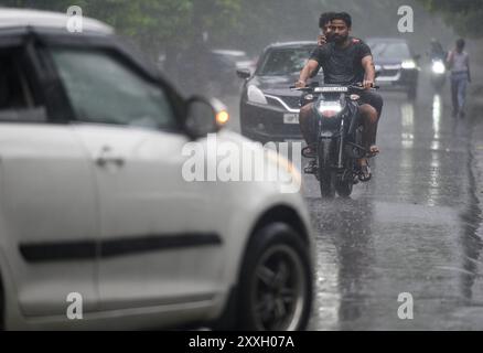 New Delhi, Inde. 24 août 2024. NOIDA, INDE - 23 AOÛT : les navetteurs sortent sous la pluie dans le secteur 12, le 23 août 2024 à Noida, Inde. (Photo de Sunil Ghosh/Hindustan Times/Sipa USA ) crédit : Sipa USA/Alamy Live News Banque D'Images
