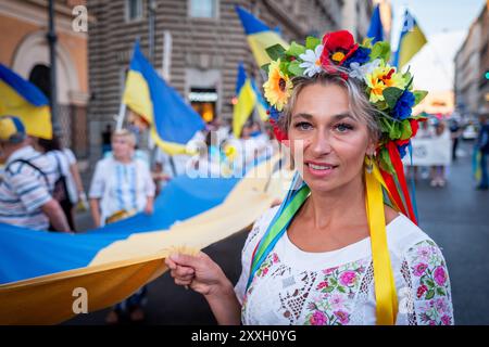 Rome, Italie. 24 août 2024. Les membres de la communauté ukrainienne défilent dans les rues de Rome pour célébrer cet anniversaire et soutenir leur pays contre la Russie. (Crédit image : © Marco Di Gianvito/ZUMA Press Wire) USAGE ÉDITORIAL SEULEMENT! Non destiné à UN USAGE commercial ! Banque D'Images