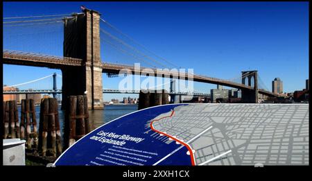 New York, USA, 28 février 2002 ; guide de voyage à New York. Une carte sous le pont de Brooklyn montre un sentier cyclable et touristique suivant les contours de Manhattan. / Banque D'Images