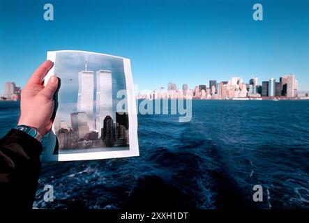 Horizon de Manhattan vu du Liberty Ferry, avec une photo des tours jumelles au premier plan. Banque D'Images