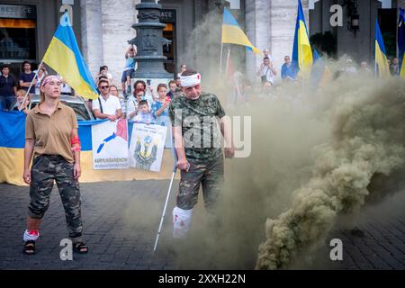 Rome, Italie. 24 août 2024. Les membres de la communauté ukrainienne défilent dans les rues de Rome pour célébrer cet anniversaire et soutenir leur pays contre la Russie. Lors d'une foule éclair, les manifestants jouent le rôle de victimes ukarainiennes de la guerre contre la Russie. (Crédit image : © Marco Di Gianvito/ZUMA Press Wire) USAGE ÉDITORIAL SEULEMENT! Non destiné à UN USAGE commercial ! Banque D'Images