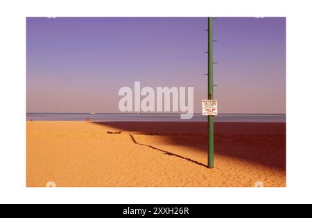 Un panneau sur un lampadaire sur Oak Street Beach dans le centre-ville de Chicago, avec le sable et le lac Michigan en arrière-plan Banque D'Images